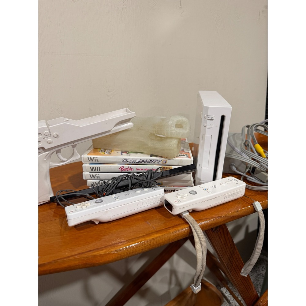 Nintendo Wii White Bundle with 2 Remotes 5 Games and Zapper Gun Accessory